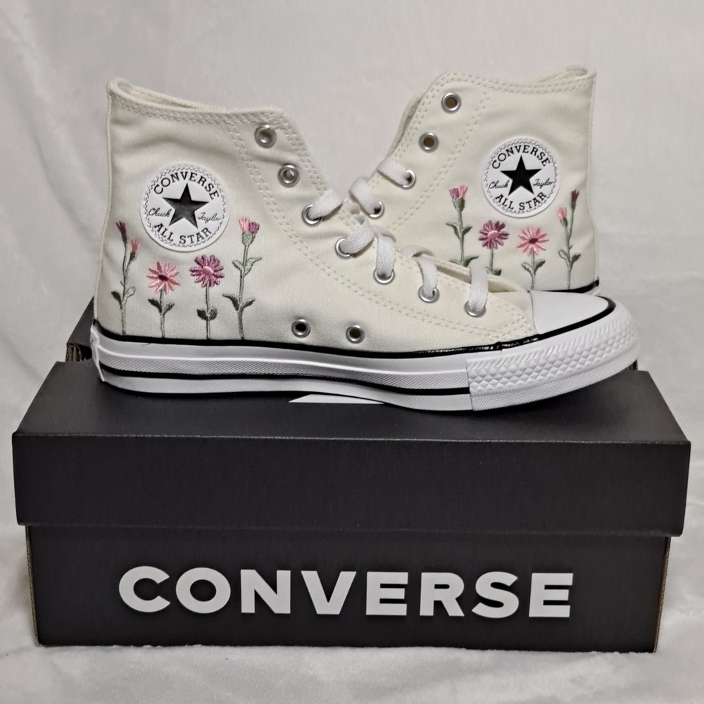 Chuck Taylor All Star Allover Embroidered Florals Egret Big Kids sz 4.5